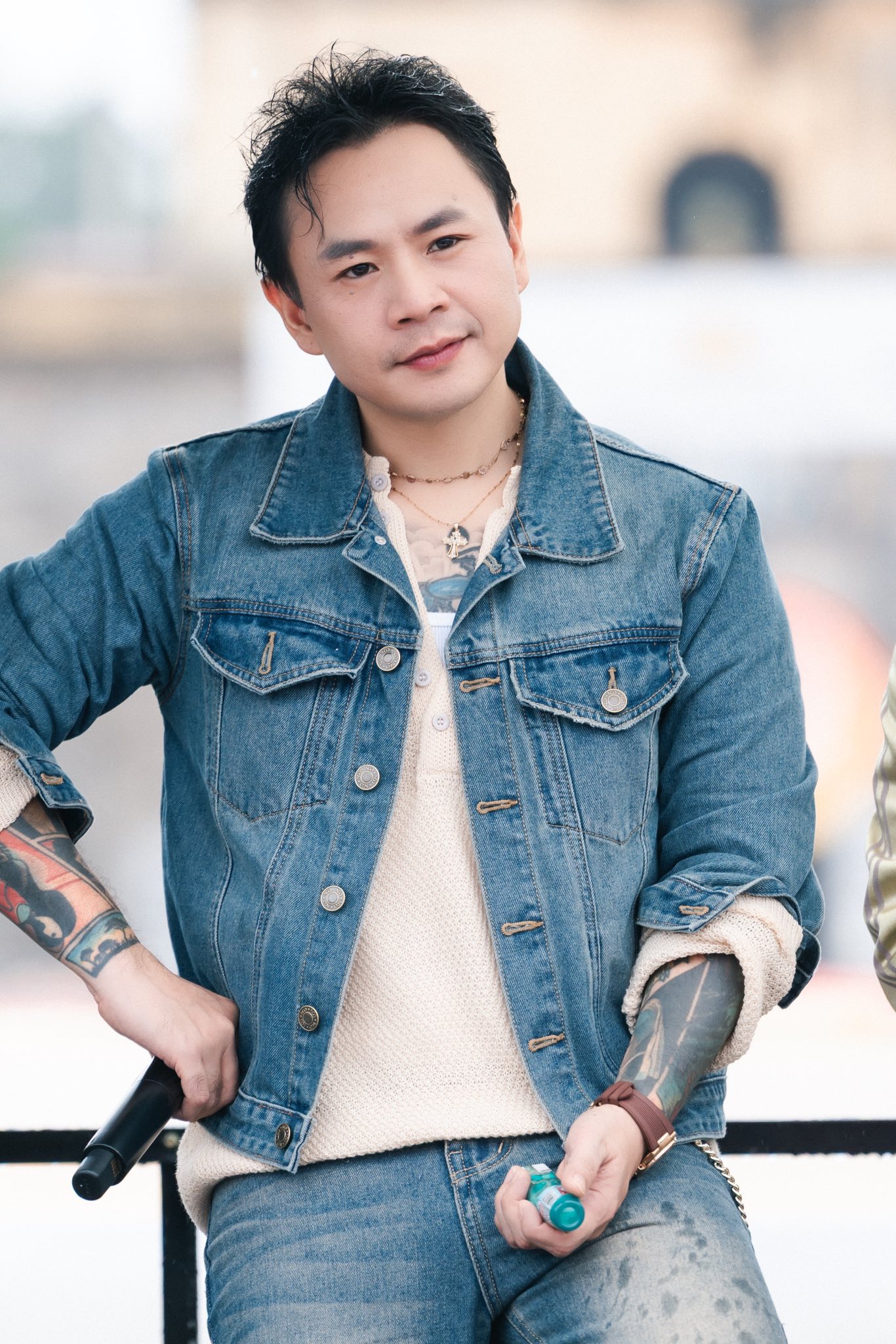 Ở thời điểm hiện tại, ca khúc Em cùng những ồn ào xoay quanh nó vẫn đang là chủ đề được bàn tán sôi nổi trên khắp các mạng xã hội