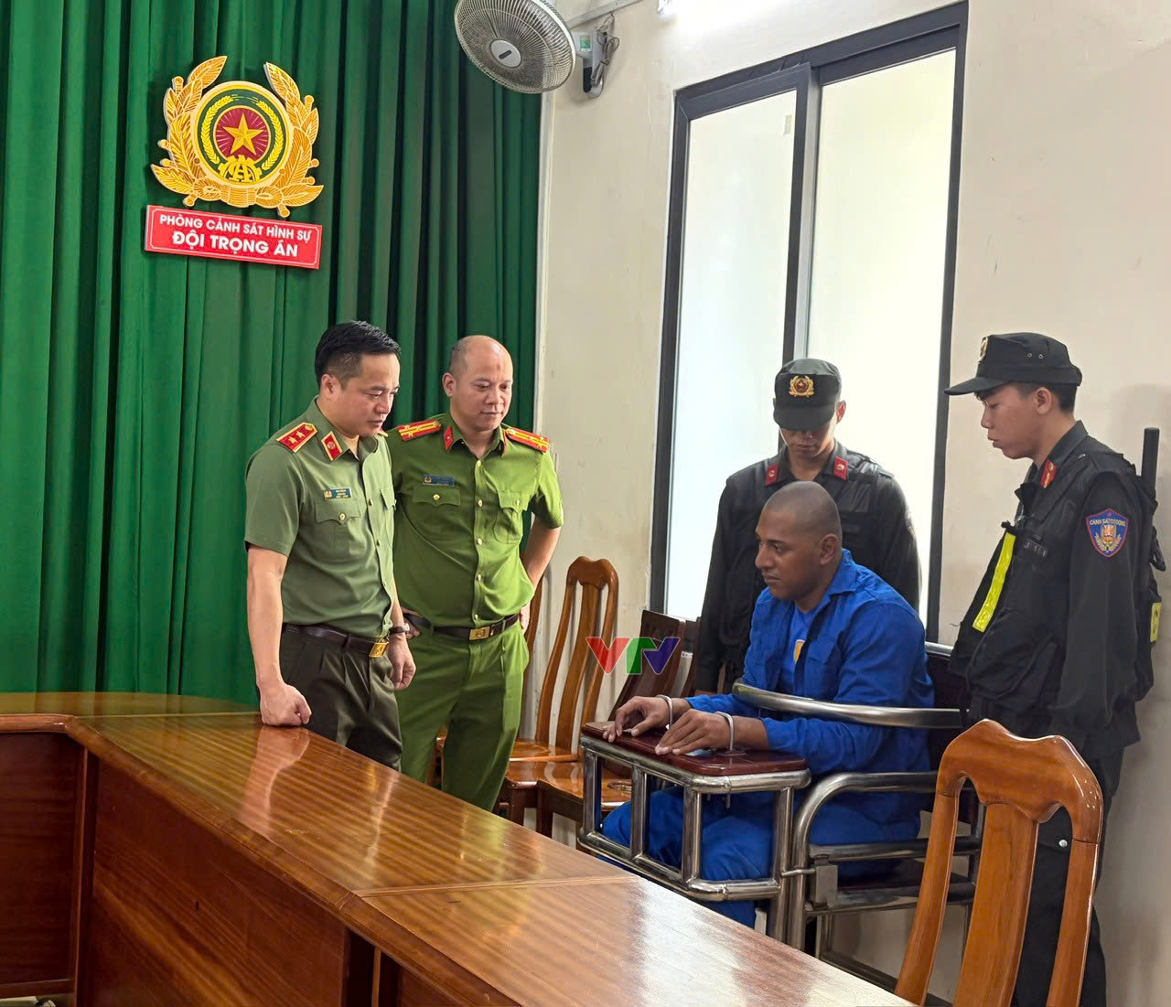 Trung tướng Mai Hoàng, Giám đốc Công an TPHCM lấy lời khai đối tượng Tafia Steve (Quốc tịch Samoa). Ảnh: Công an cung cấp