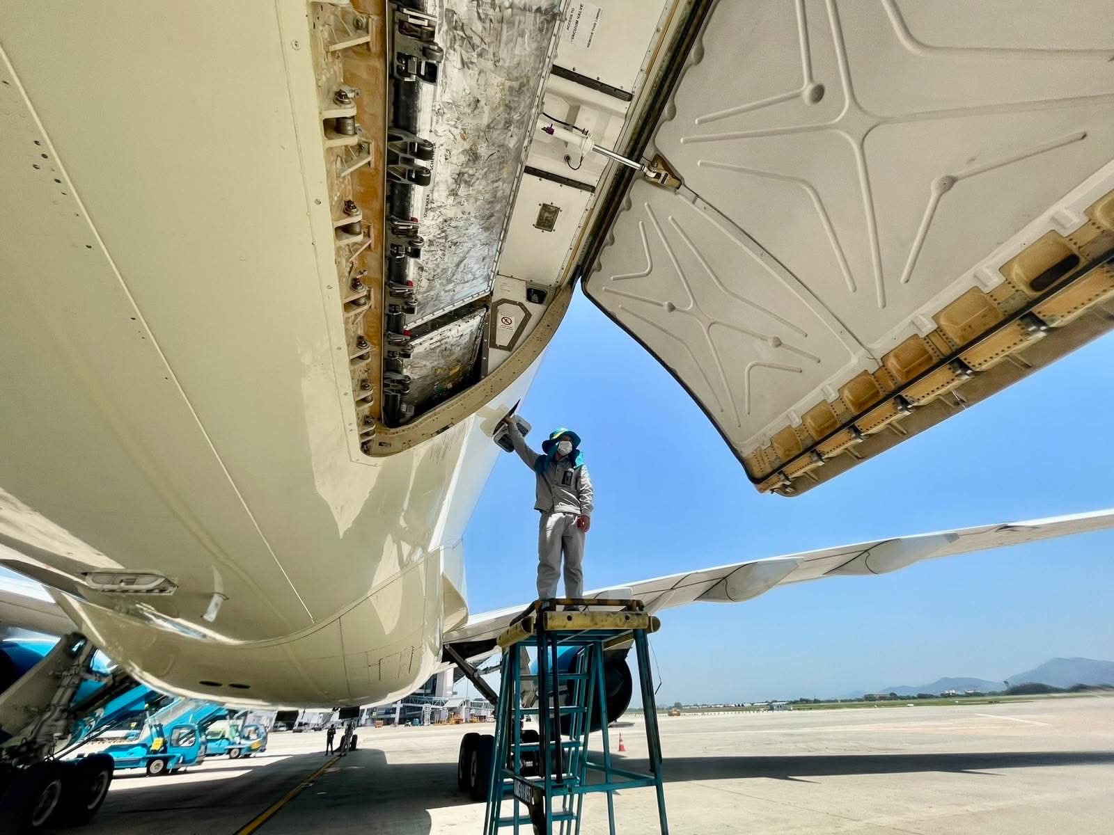 Hà Nội nóng 40 độ, sân đỗ sân bay chạm ngưỡng 78°C: Dân mạng xúc động trước những con người chỉ xuất hiện vài giây qua ô cửa máy bay