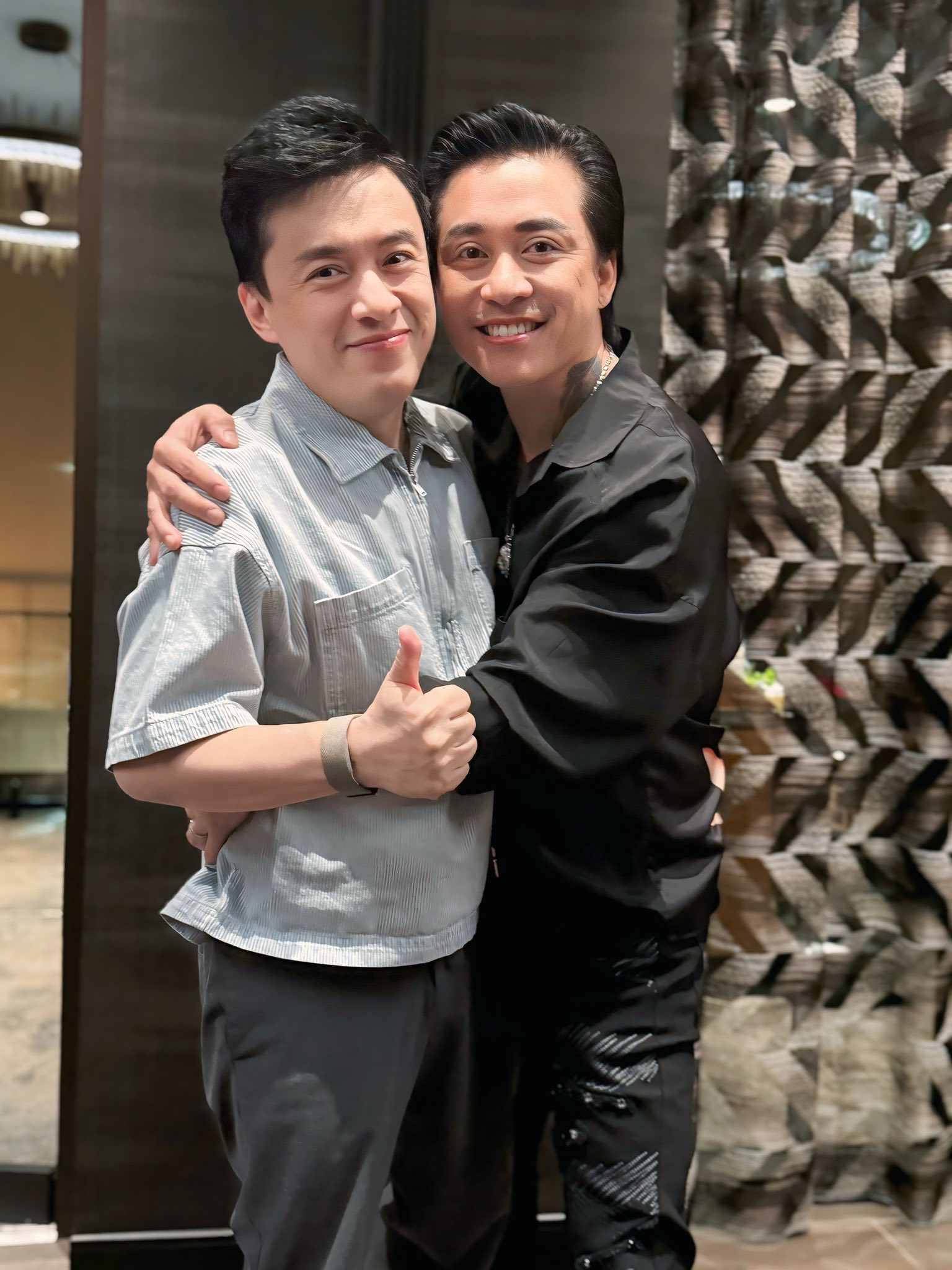 Khoảnh khắc Tuấn Hưng hội ngộ với Lam Trường trong show diễn mới nhất
