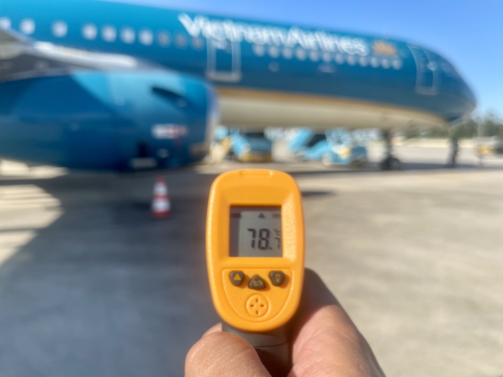 Nhiệt độ ghi nhận thực tế tại sân đỗ Nội Bài lúc 15h, ngày 25/5 là 78°C. (Ảnh: VNA)