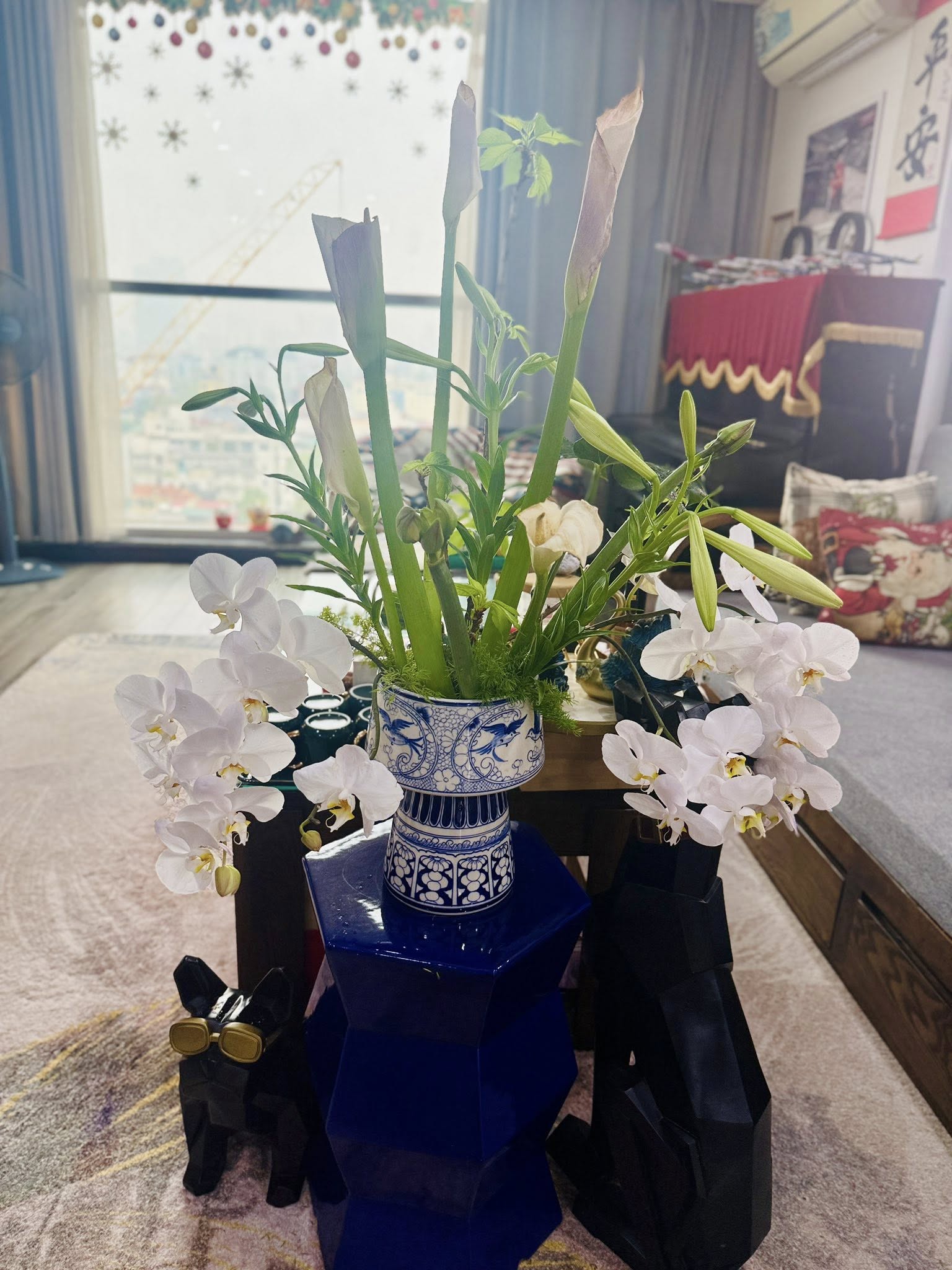 Cạnh hệ cửa kính lớn, gia đình đặt thêm đàn piano vừa để phục vụ sở thích cá nhân vừa tạo điểm nhấn nghệ thuật cho không gian sống