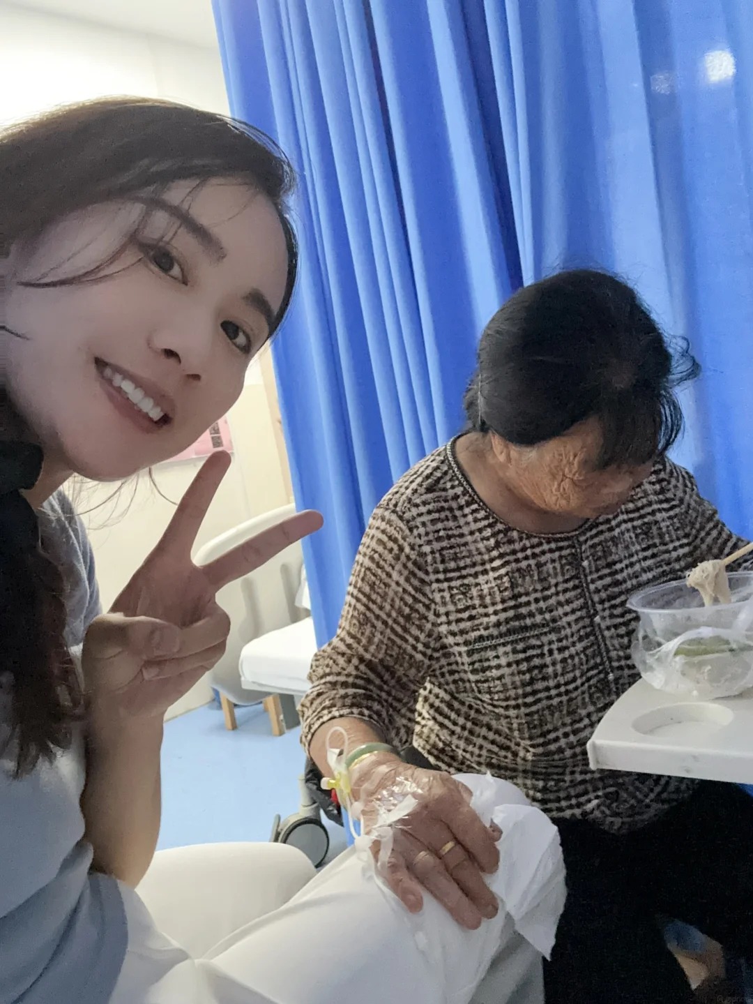 Nhiều người sẽ đóng vai trò chăm sóc các cụ già trong quá trình mắc bệnh, đồng hành ở quãng thời gian phục hồi sau đó.