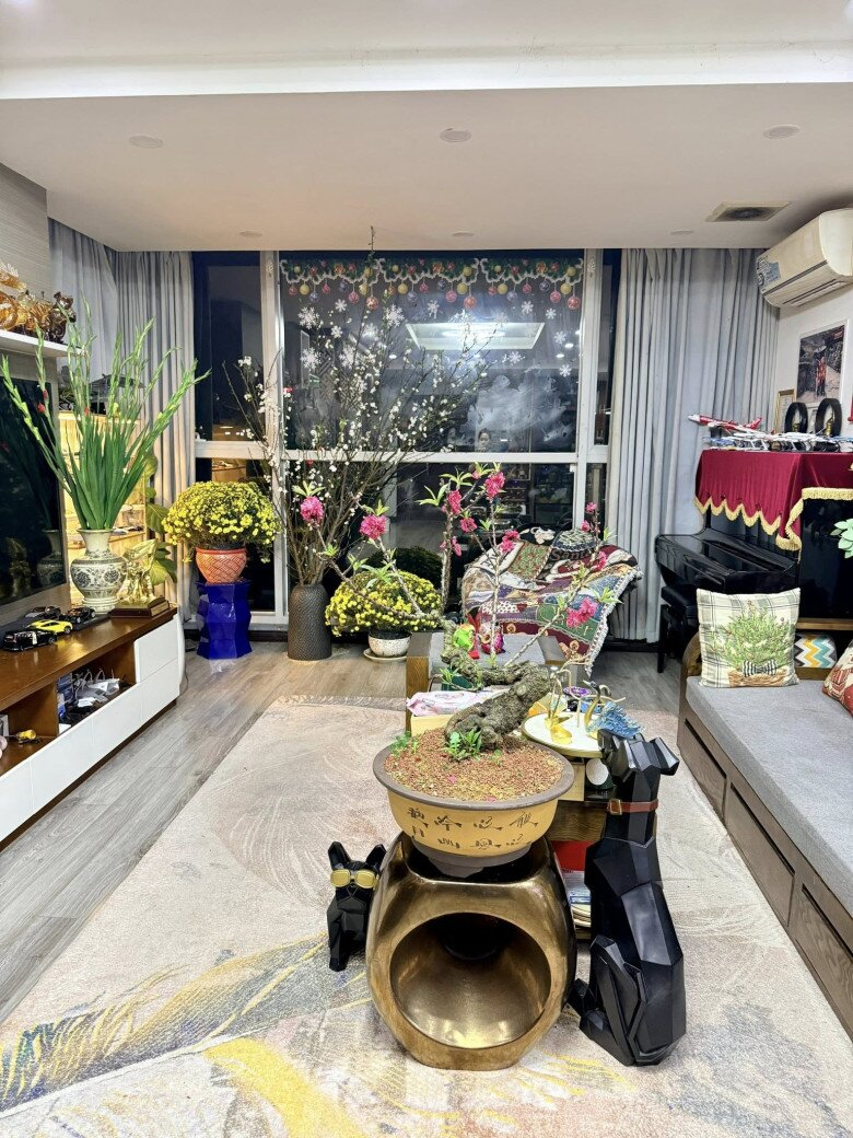 Khu vực phòng khách có sofa và kệ tivi cùng bàn trà nhỏ, tại đây có những món decor độc đáo, đẹp mắt và không thể thiếu là những bình hoa tươi rực rỡ