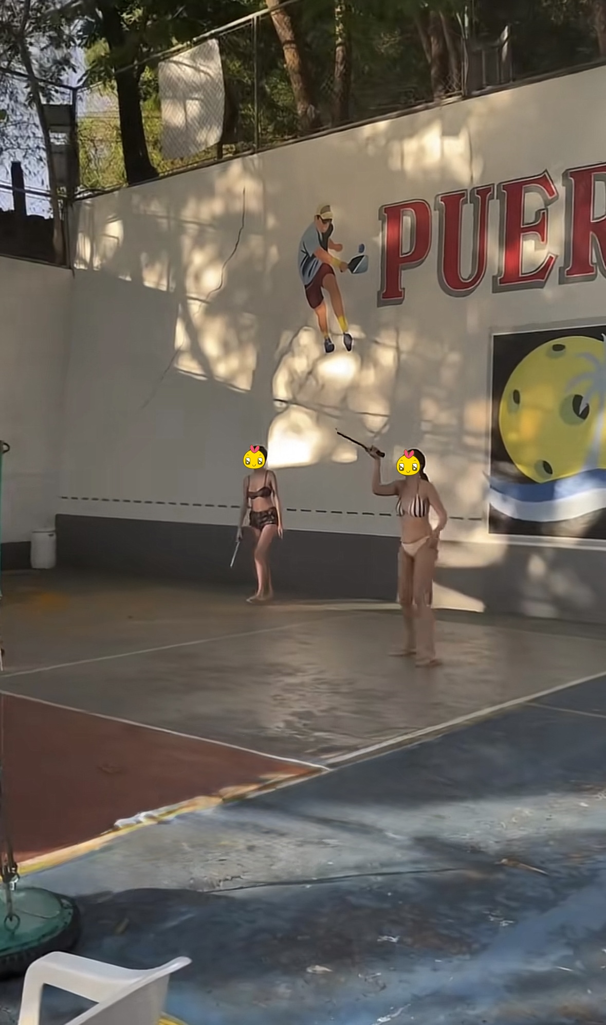 Xôn xao clip 2 cô gái mặc bikini đánh pickleball giữa ngày nắng nóng: Phản ứng của người xem trái ngược