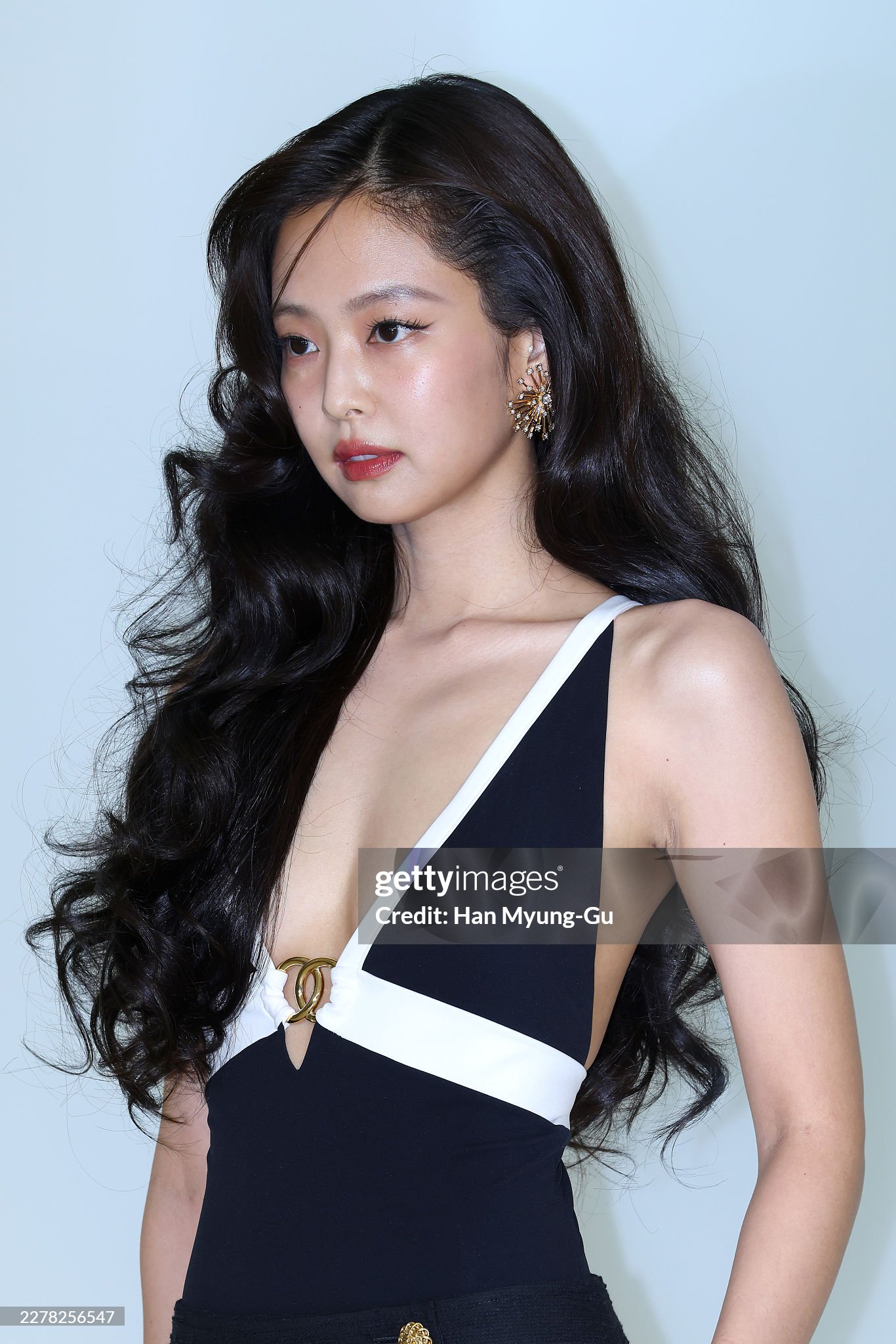 2 thứ về Jennie bị soi mạnh: Ảnh cận không chỉnh sửa và thái độ với G-Dragon