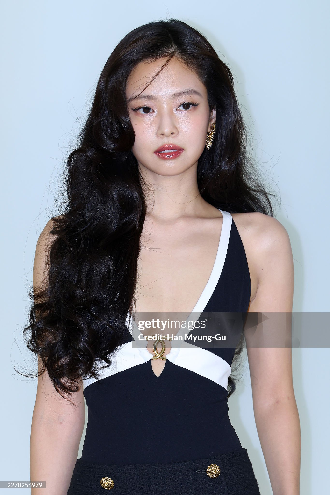 2 thứ về Jennie bị soi mạnh: Ảnh cận không chỉnh sửa và thái độ với G-Dragon