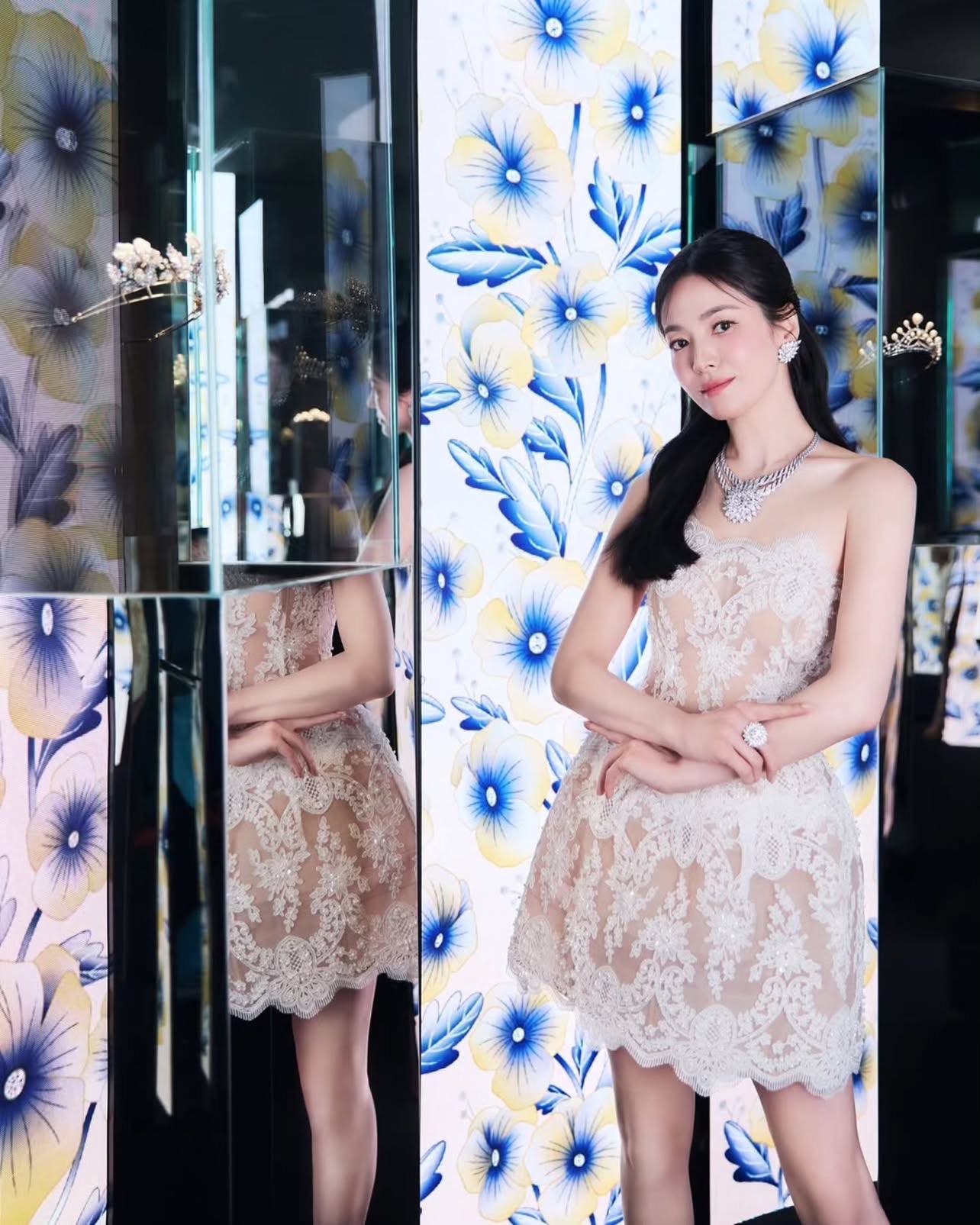 Song Hye Kyo rạng rỡ tại triển làm của Chaumet. (Ảnh: Instagram)