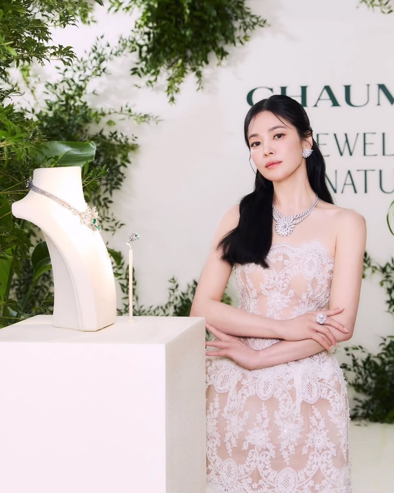 Visual sáng hơn cả trang sức của Song Hye Kyo. (Ảnh: Instagram)