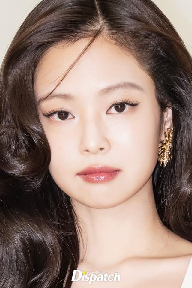Bức hình đẹp không góc chết của Jennie được truyền thông Hàn chụp tại sự kiện. (Ảnh: Instagram)