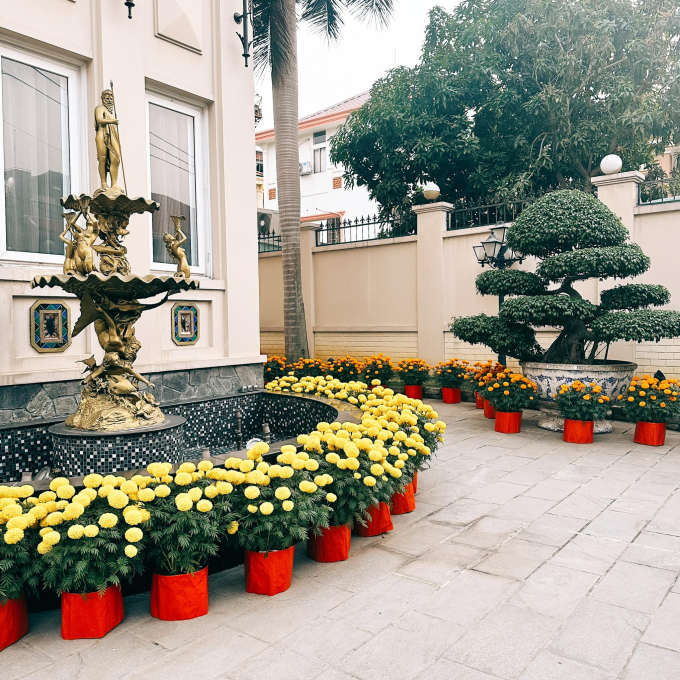 Khu vực sân vườn được tô điểm bằng nhiều cây cảnh, tượng trang trí và hồ nước nhỏ, giúp tổng thể không gian thêm sinh động