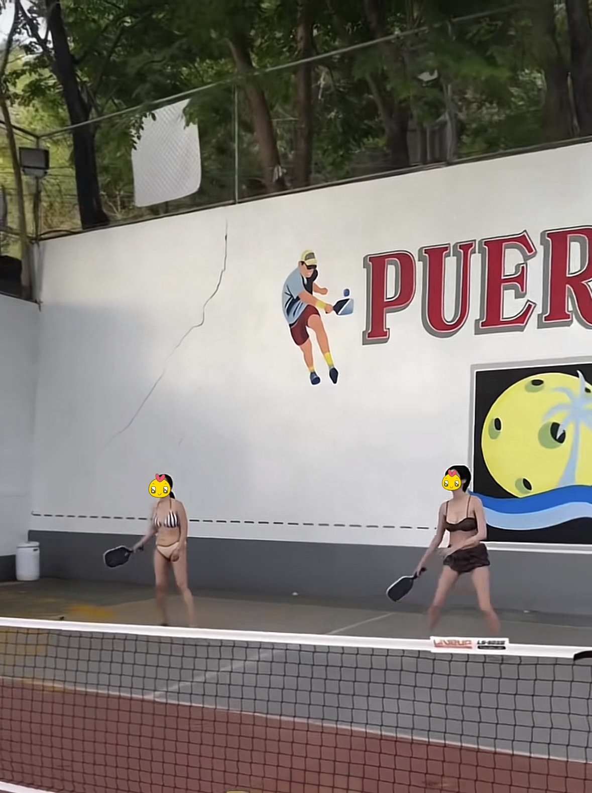 Xôn xao clip 2 cô gái mặc bikini đánh pickleball giữa ngày nắng nóng: Phản ứng của người xem trái ngược