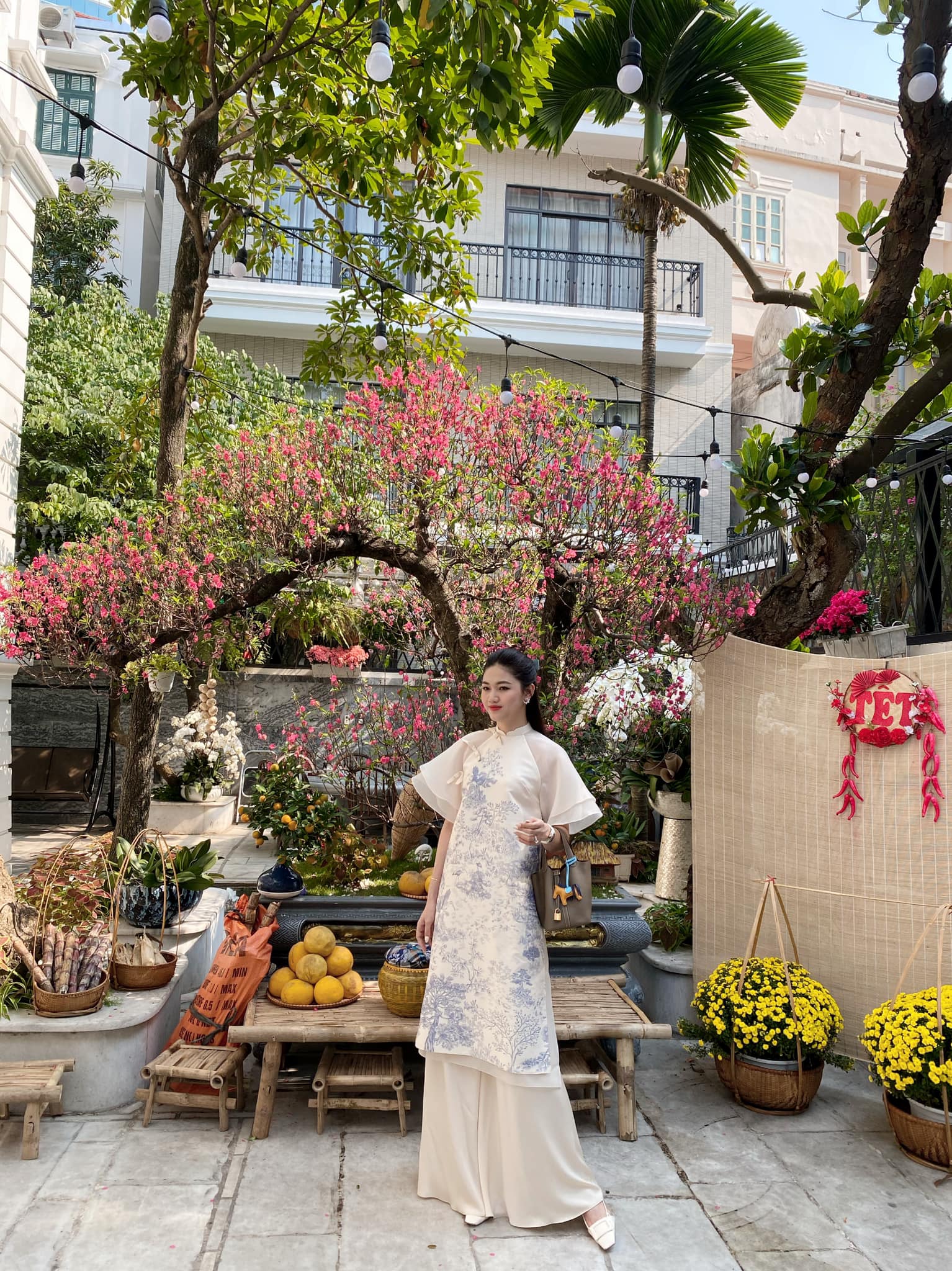 Một góc sân vườn đủ rộng để dịp Tết năm nào gia đình Á hậu Thanh Tú cũng bày trí góc Tết xinh xắn, đậm chất truyền thống