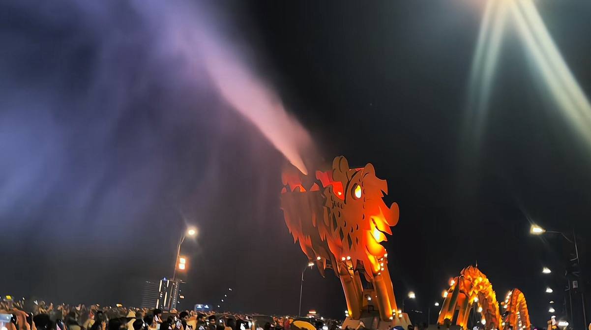 Cứ đến tối cuối tuần, khu vực quanh cầu Rồng lại đông nghịt người. Nguồn: Nga nè