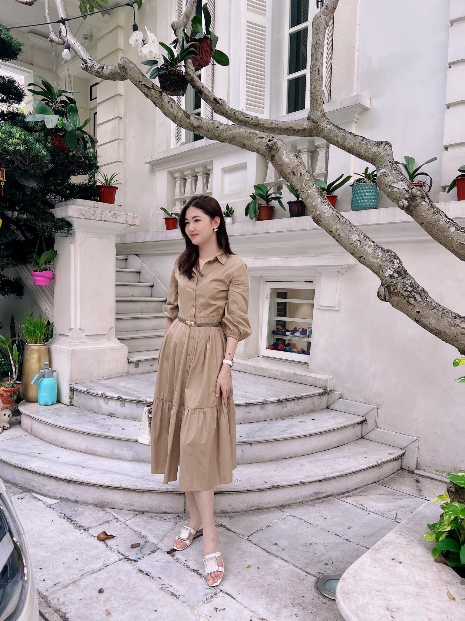 Khu vực này là cầu thang dẫn lên cửa chính biệt thự