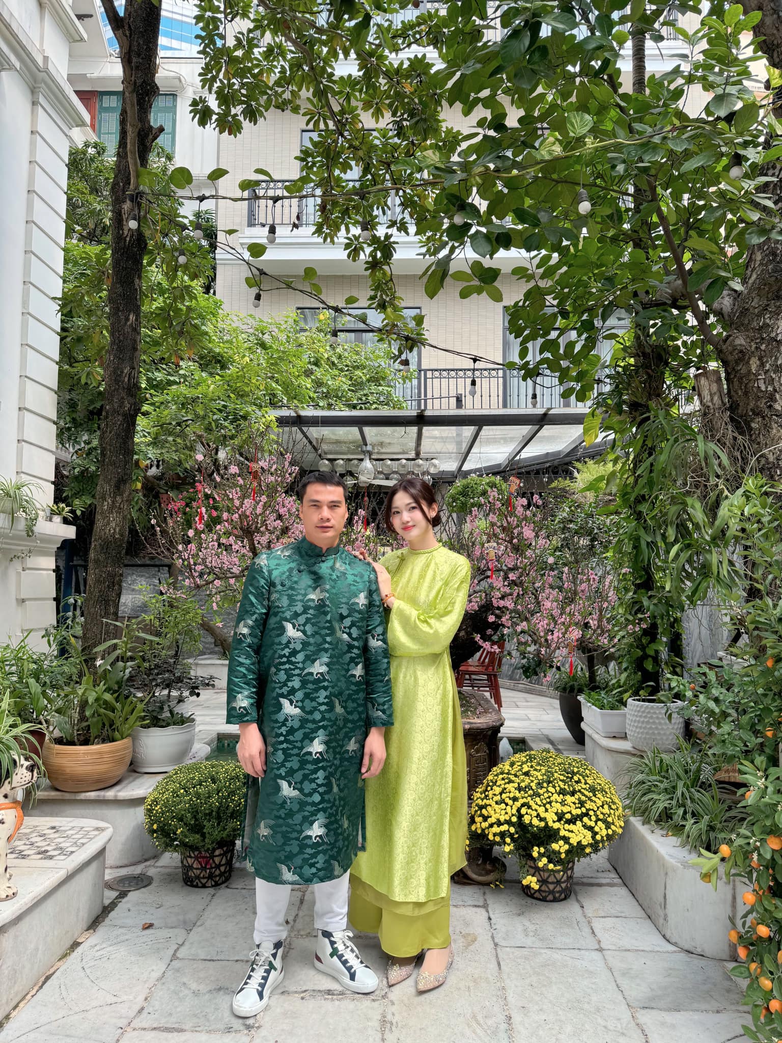 Tại đây trồng nhiều cây xanh, dịp Tết được bài trí thêm những chậu cúc và hoa đào rực rỡ