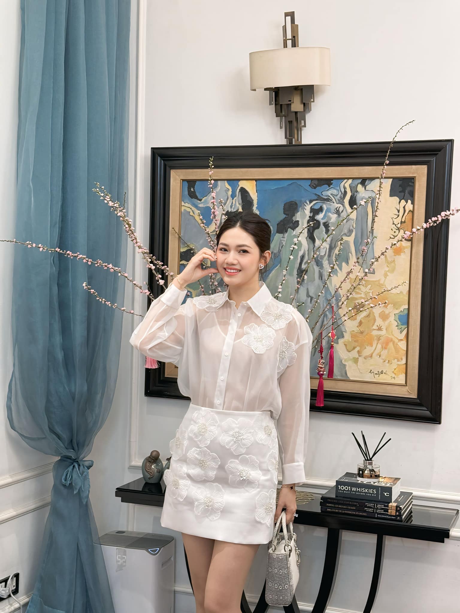 Trong nhà treo nhiều tranh ảnh và nổi bật với hệ đèn chùm đẹp mắt.