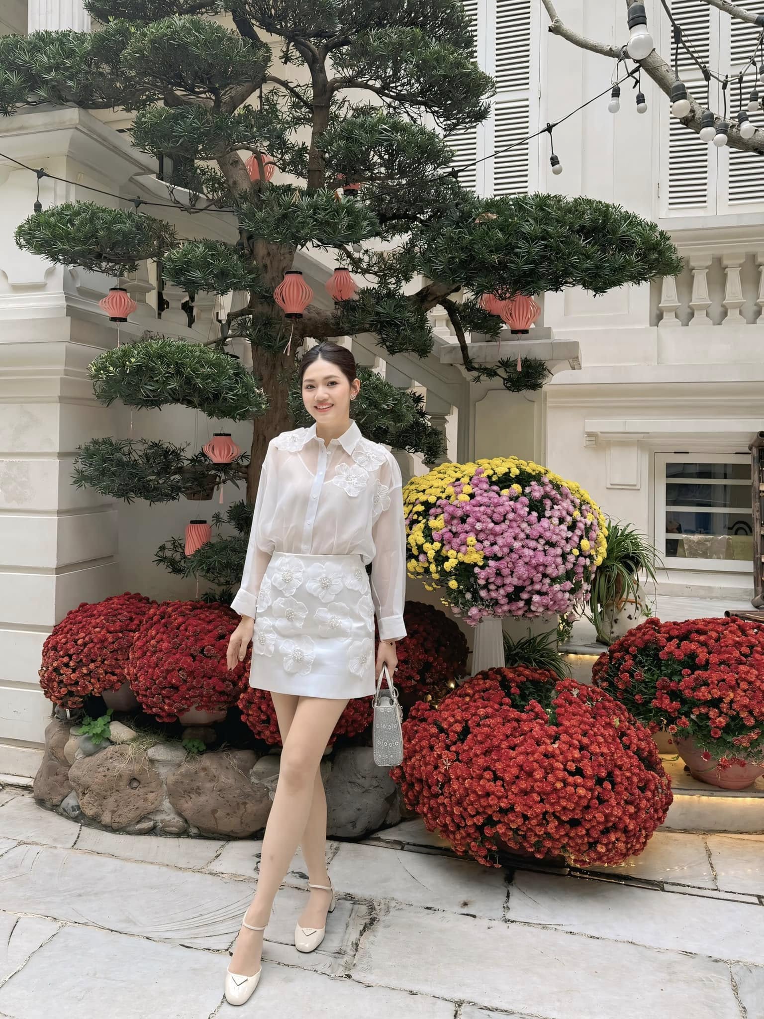 Khu vực cầu thang với bạt ngàn cây hoa là địa điểm check-in lý tưởng của Á hậu Thanh Tú