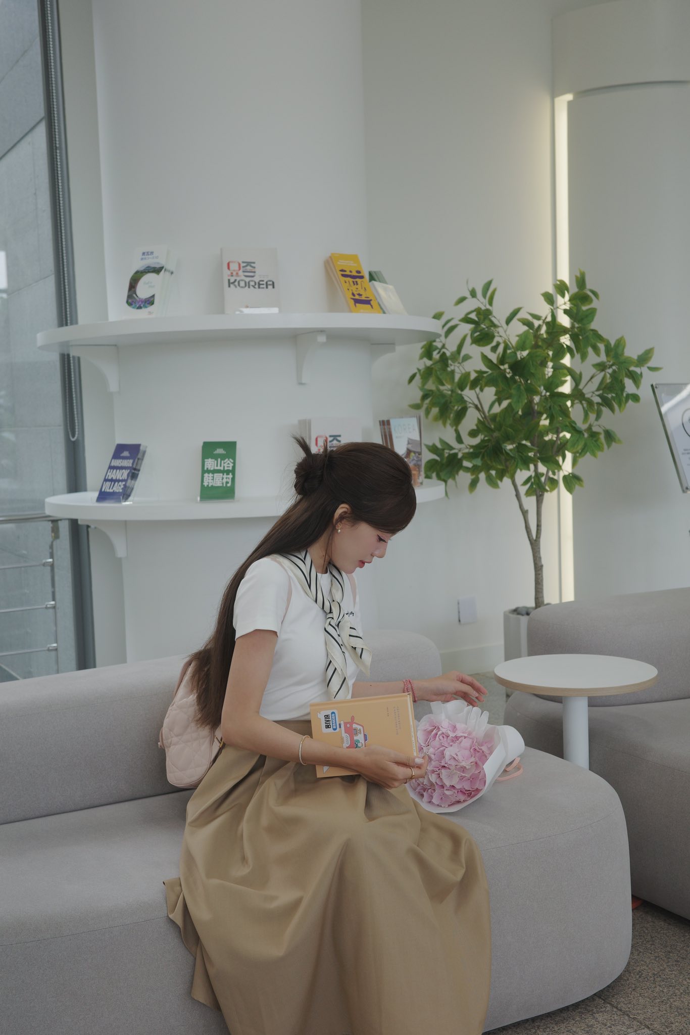 Style đơn giản, thanh lịch của Mèo Trái Đất cũng là phong cách được nhiều chị em ưa chuộng vì dễ mặc, dễ phối. Diện áo thun trắng, cô khéo kết hợp cùng chân váy dài, buộc thêm khăn nơ ở cổ để tạo điểm nhấn cho outfit thêm nổi bật, điệu đà