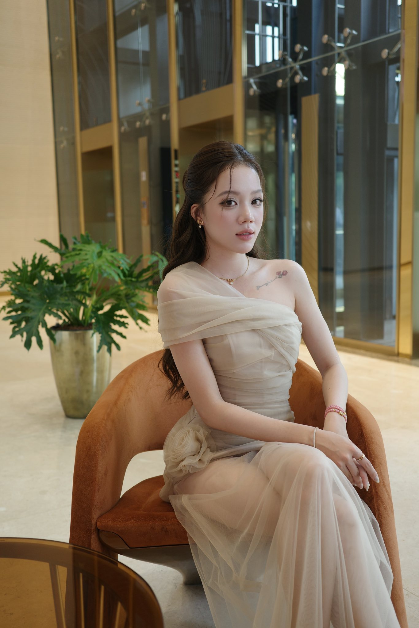 Lên đồ điệu đà với váy vóc, Mèo Trái Đất lựa chọn thiết kế lệch vai dáng ôm giúp tôn lên vẻ ngoài nữ tính và thanh thoát. Thiết kế gây ấn tượng bởi chất liệu voan mềm mại, bay bổng cùng gam màu trung tính nhẹ nhàng, hợp diện đi tiệc, đi chơi