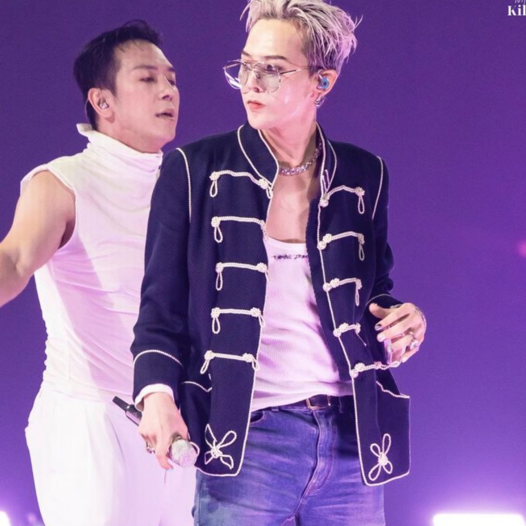 G-Dragon sau khi siết dáng thành công cũng lăng xê 1 thiết kế Napoleon jacket trên sân khấu Übermensch hồi 2025.