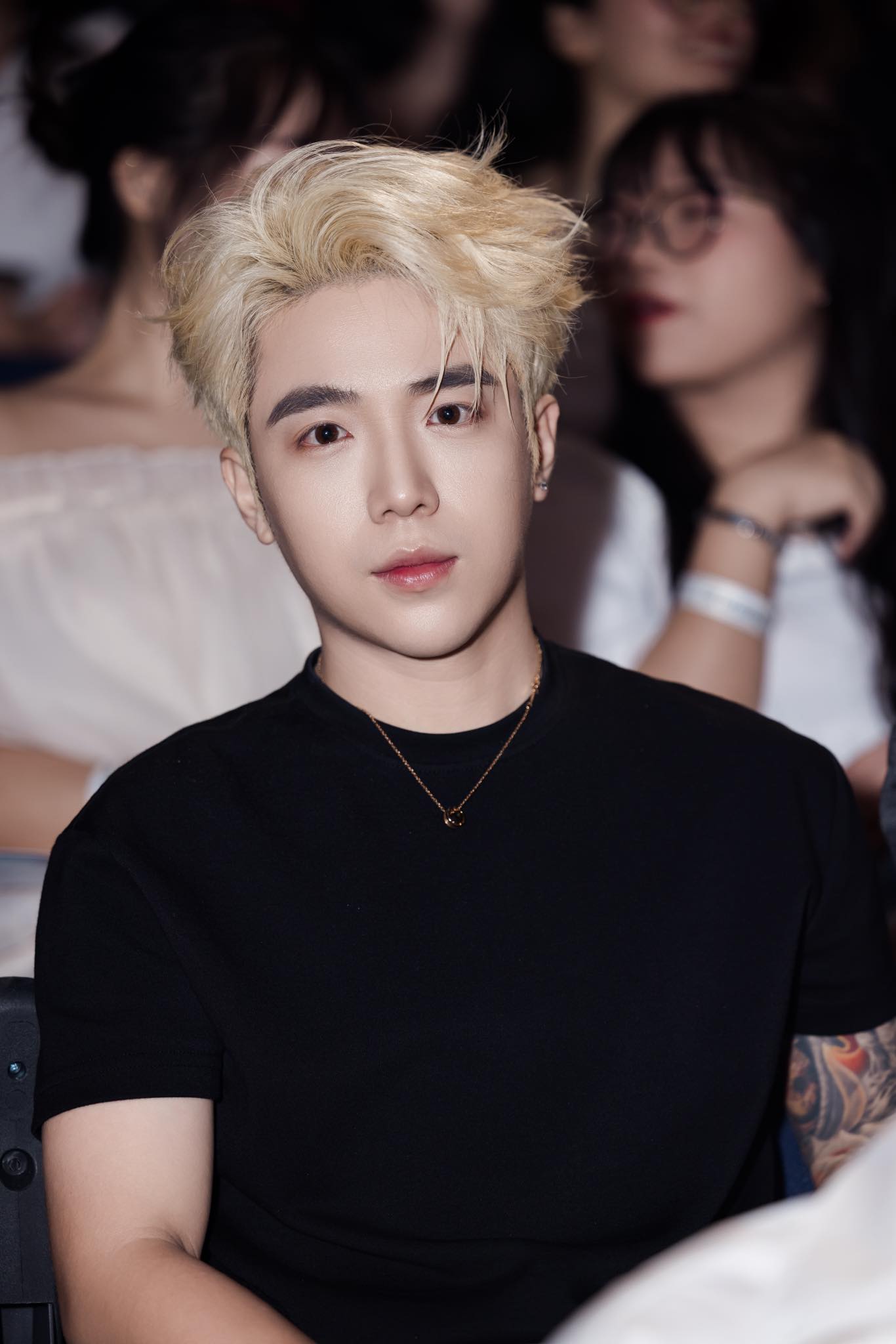 Năm 2019, anh bất ngờ rời nhóm Uni5 và gần như rút lui hoàn toàn khỏi các hoạt động của giới giải trí