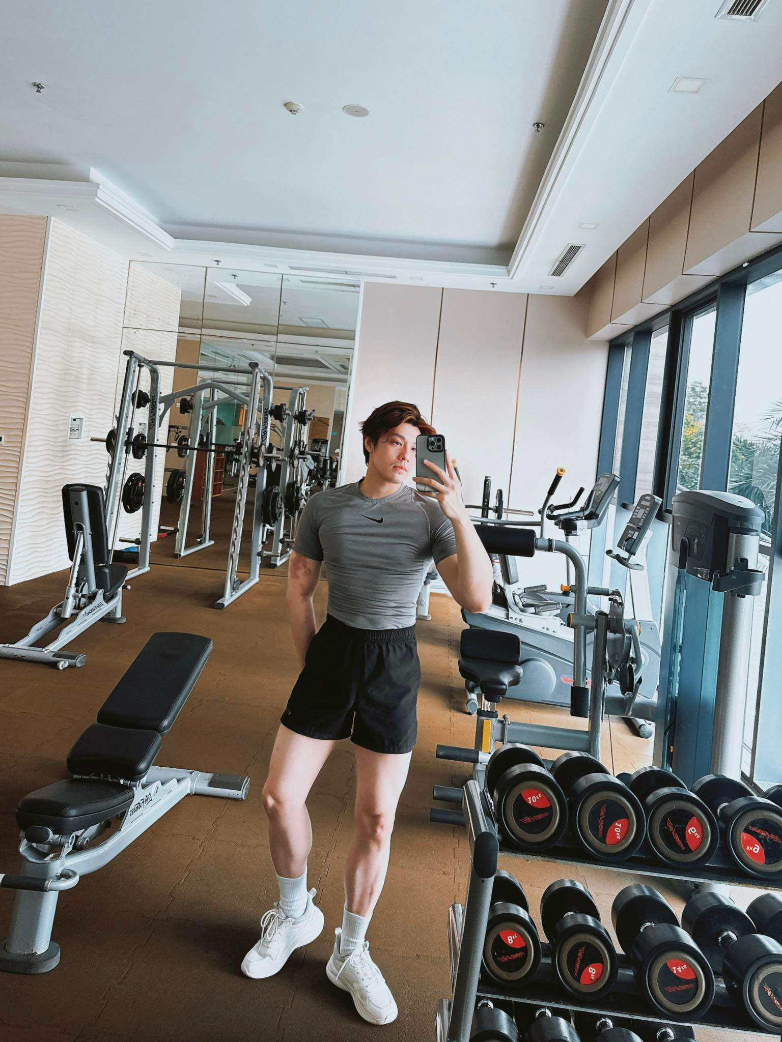 ...và hình ảnh trong phòng gym của Noo đúng là