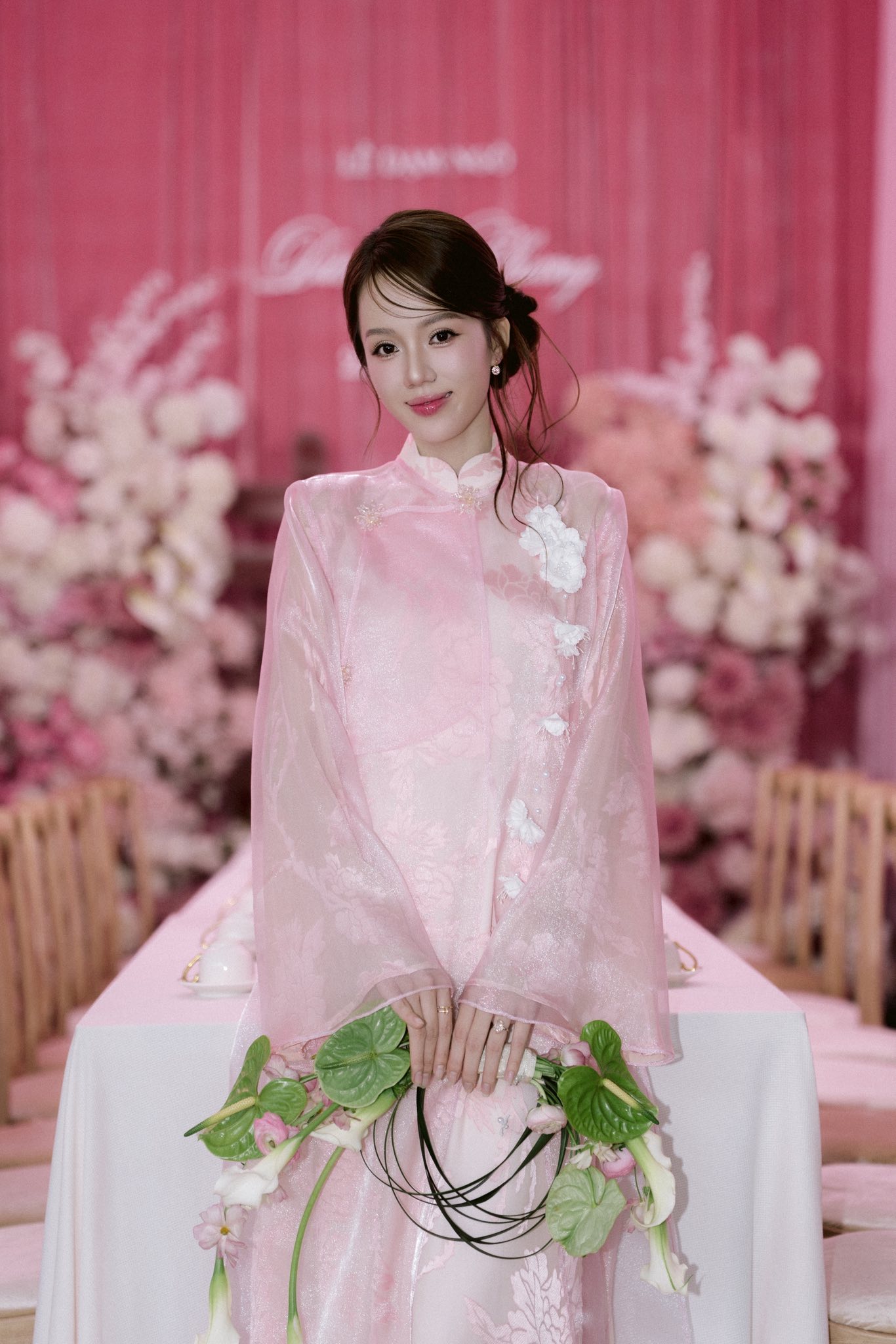 Cô dâu 27 tuổi viral TikTok vì gu thẩm mỹ xịn: Đời thường cực xinh, style siêu cuốn