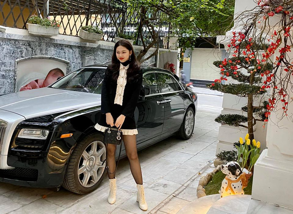 Lối cổng dẫn vào biệt thự rộng rãi