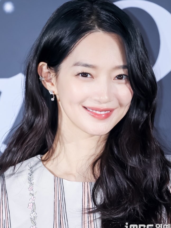 Khung hình zoom cận làn da đáng ngưỡng mộ của Shin Min Ah được truyền thông Hàn đăng tải.