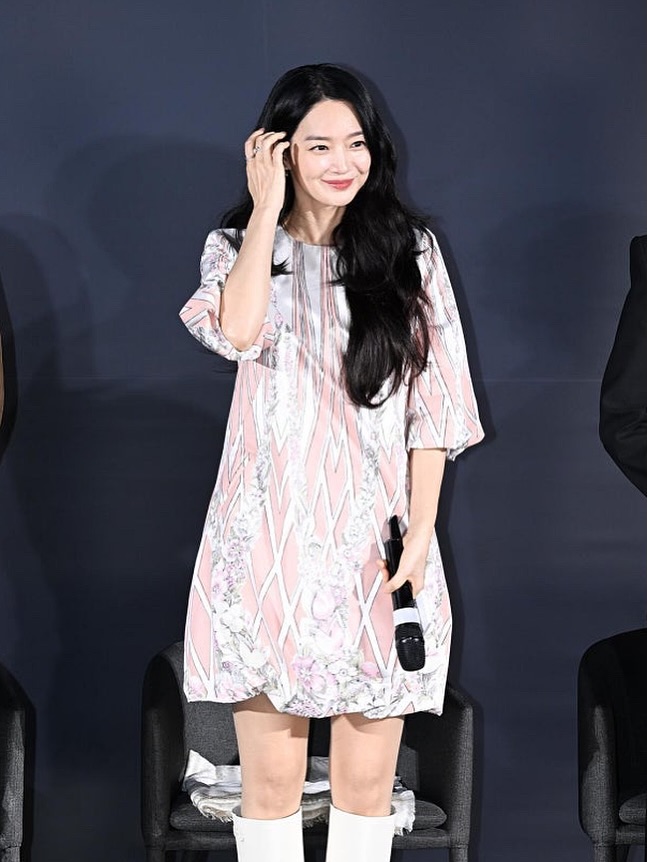 Shin Min Ah đã làm gì với gương mặt vậy?