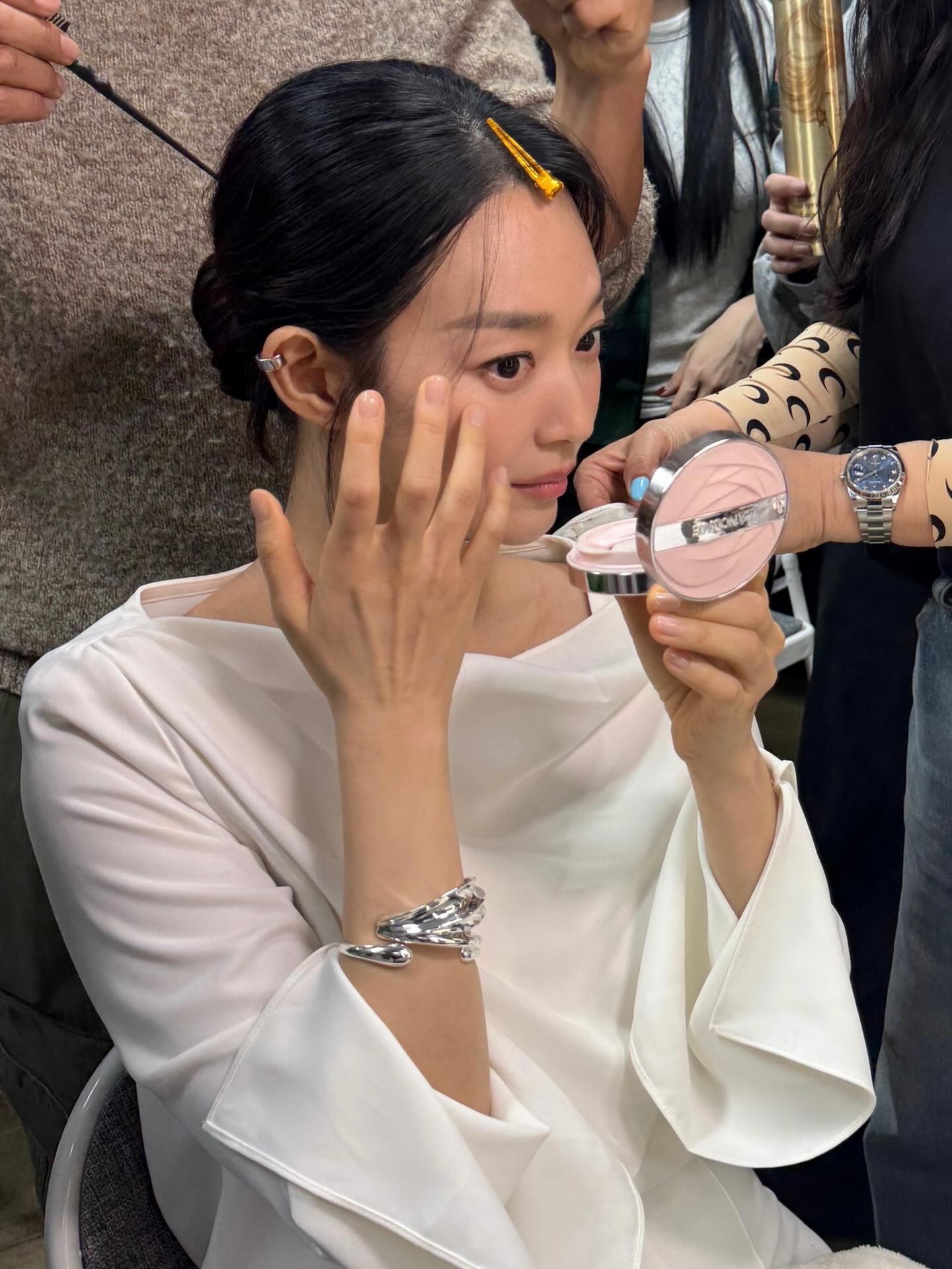 Shin Min Ah đã làm gì với gương mặt vậy?