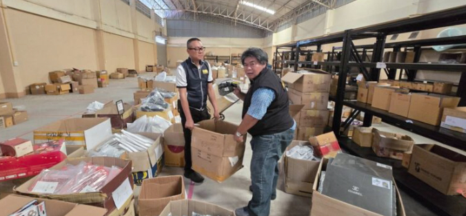 Kiểm tra kho hàng của cô gái 25 tuổi, lực lượng chức năng thu giữ hơn 500 sản phẩm giả Starbucks, Chanel, Louis Vuitton, RIMOWA