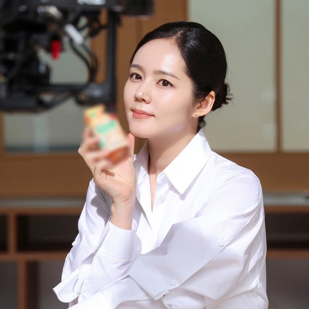 Han Ga In cho biết cô từng phải thực hiện một tư thế cực kỳ khó đến ám ảnh trong quá trình ghi hình quảng cáo máy giặt Samsung vào năm 2011. Ảnh: Instagram.