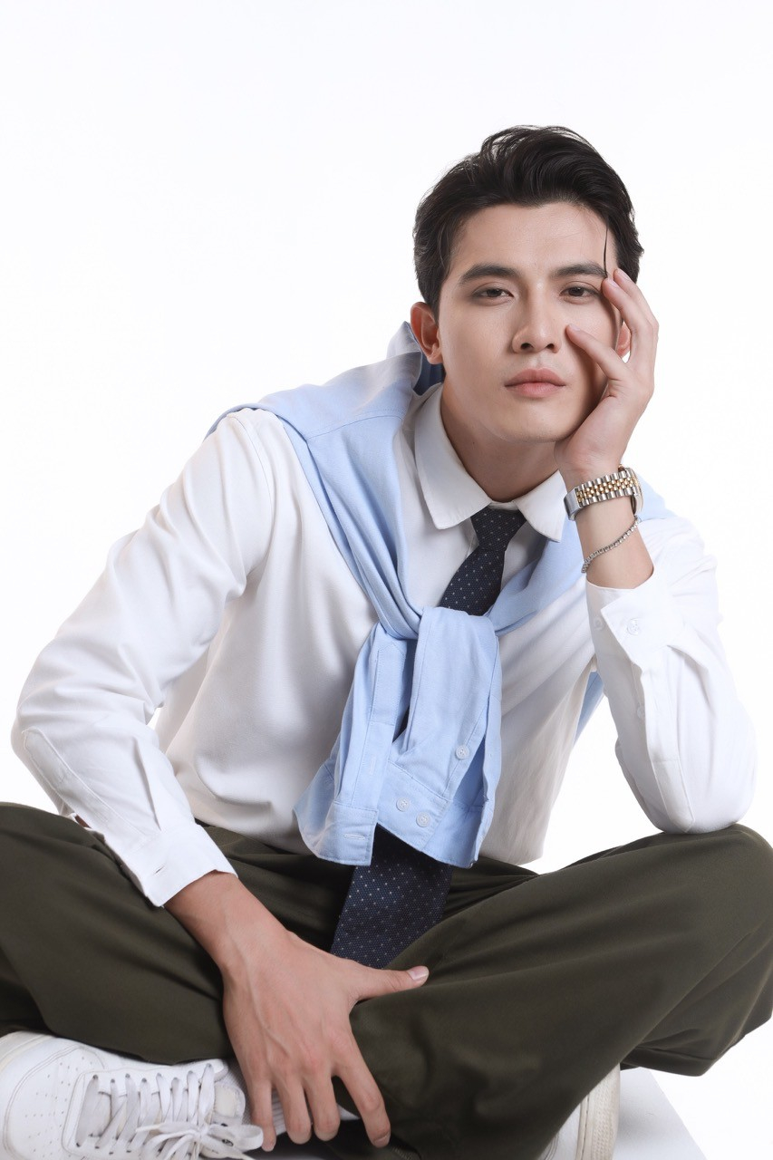 Cặp đôi Vbiz bị soi 1001 hint hẹn hò: Nhà trai visual chuẩn vàng ngọc châu báu, nhà gái 14 tuổi nổi khắp cả nước