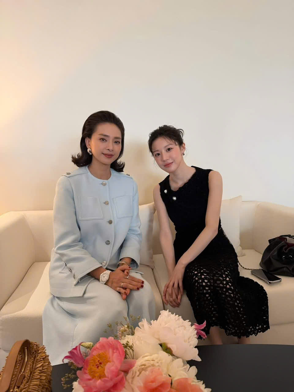  Ngô Thanh Vân trông đứng tuổi hơn hẳn khi chụp hình cùng Go Youn Jung.
