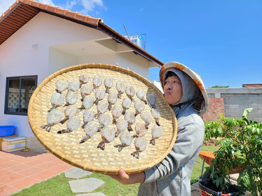 Trường Giang tự tay làm cá khô ngay trong khu biệt thự