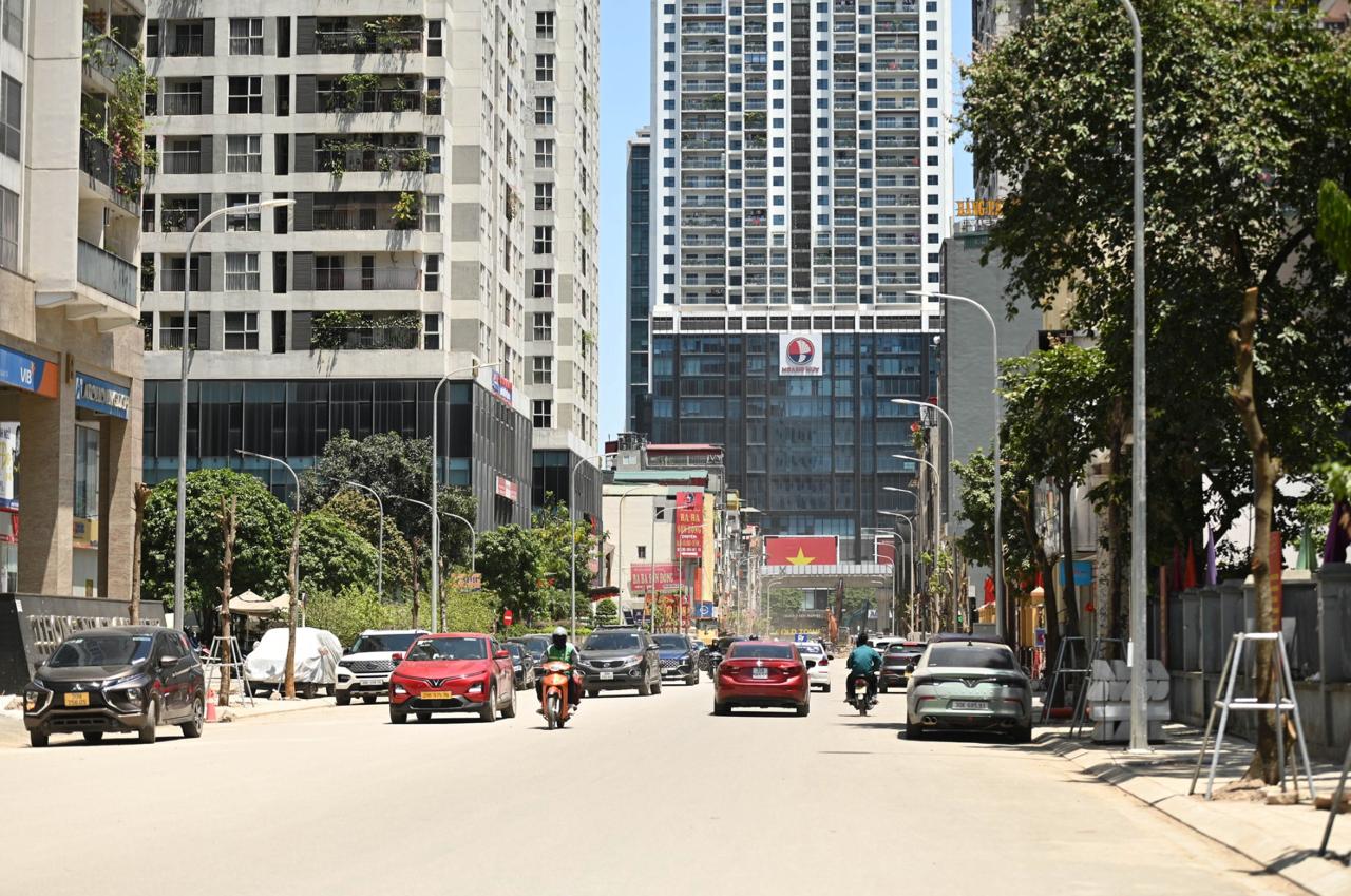 Người dân miền Bắc nói chung và Hà Nội nói riêng đang phải trải qua đợt nắng nóng đỉnh điểm. Ảnh: Trung Lê