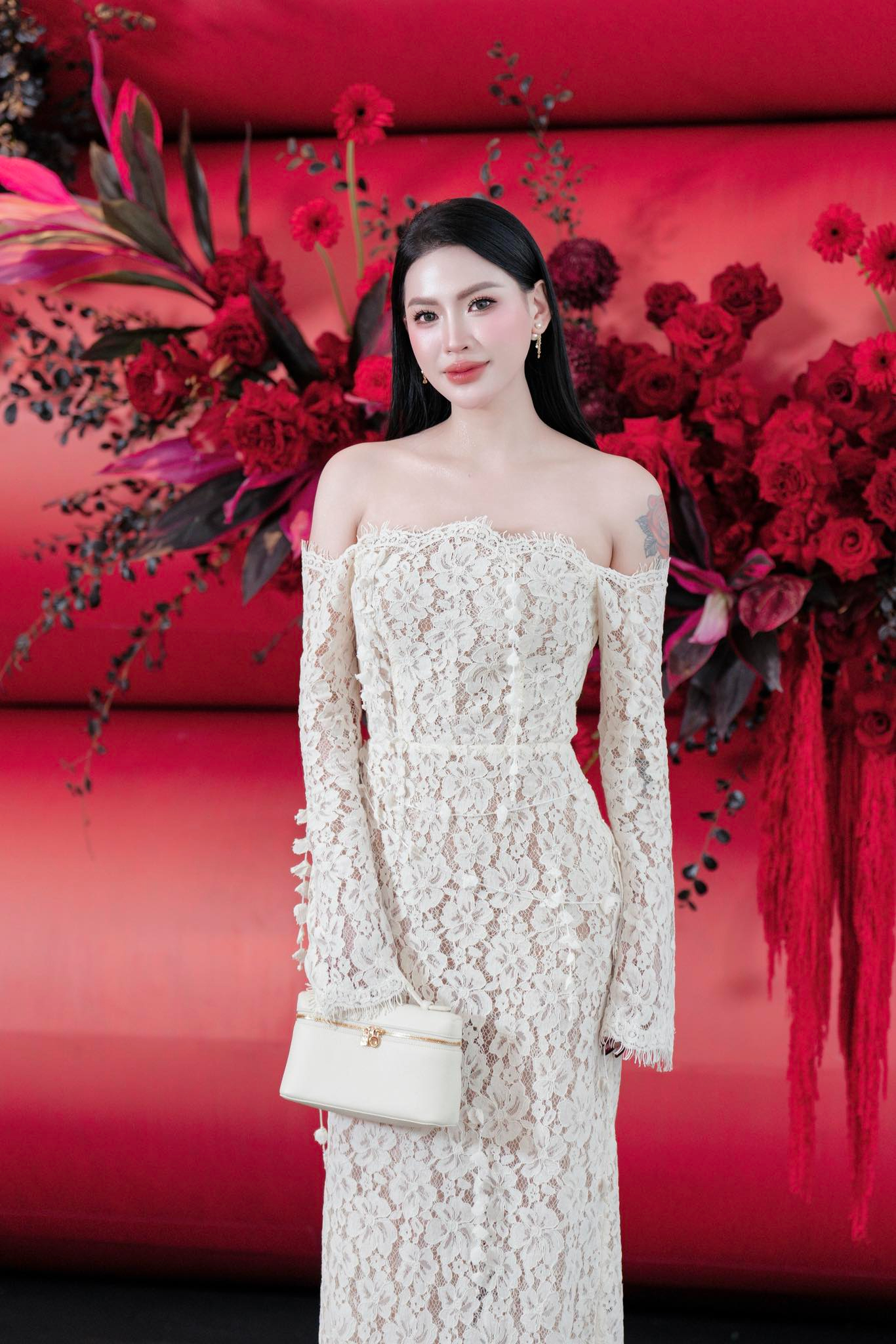 Hình xăm ở bắp tay của Võ Hà Linh