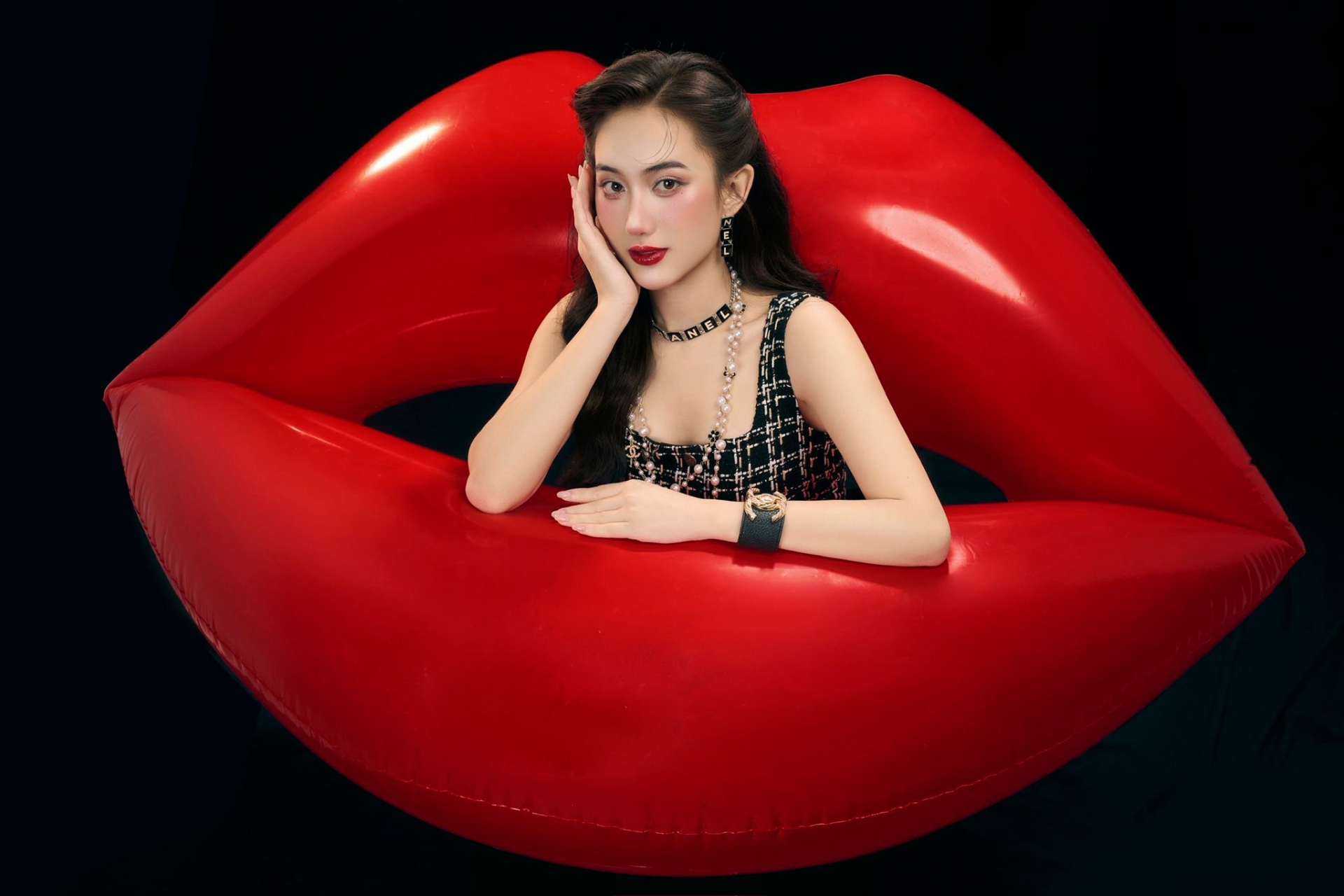 Ở Việt Nam có 1 mỹ nhân vừa xuất hiện đã nhận bão “gạch đá” nhưng nói về đẹp thì không ai chê nổi
