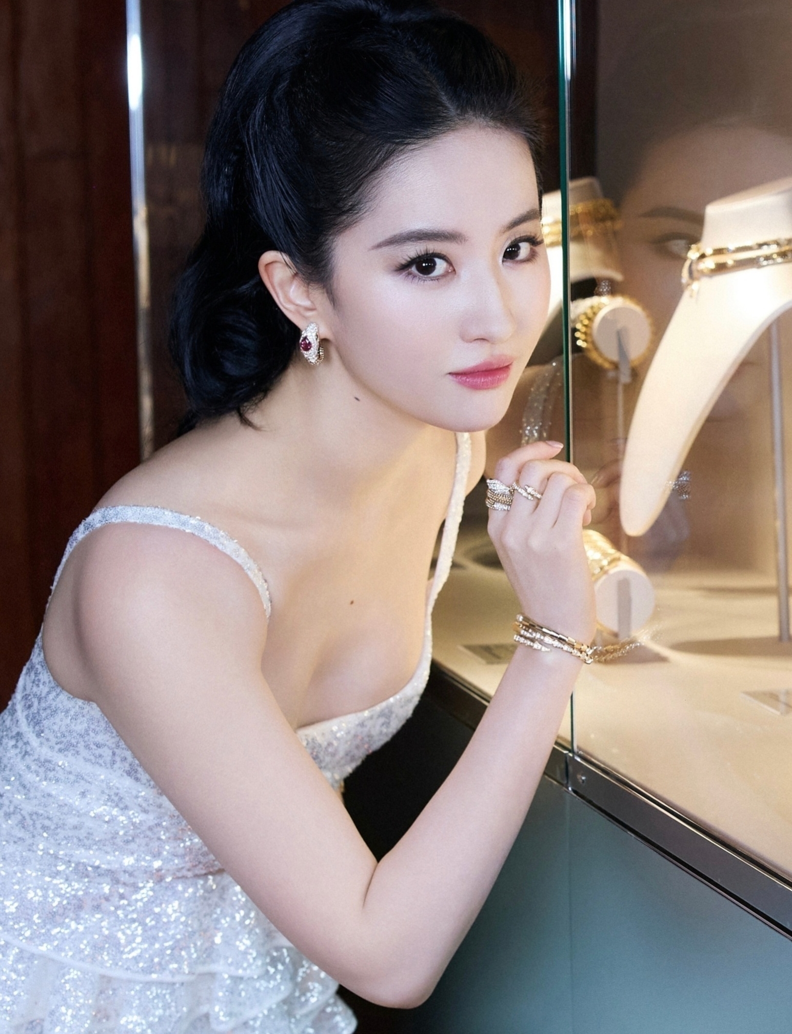 Dù vẫn xinh đẹp nhưng khí chất của cô đã có sự thay đổi so với thời niên thiếu