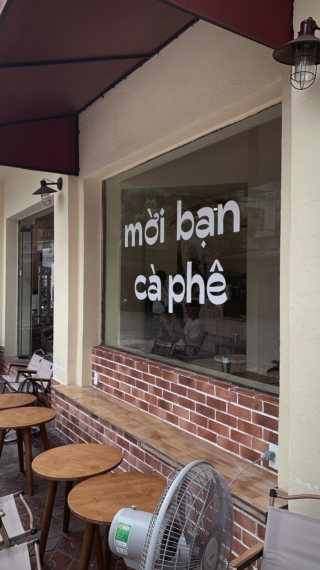 Trong thời tiết oi bức, nhiều người có nhu cầu ra quán cà phê, trà sữa để tránh nóng. Ảnh minh hoạ