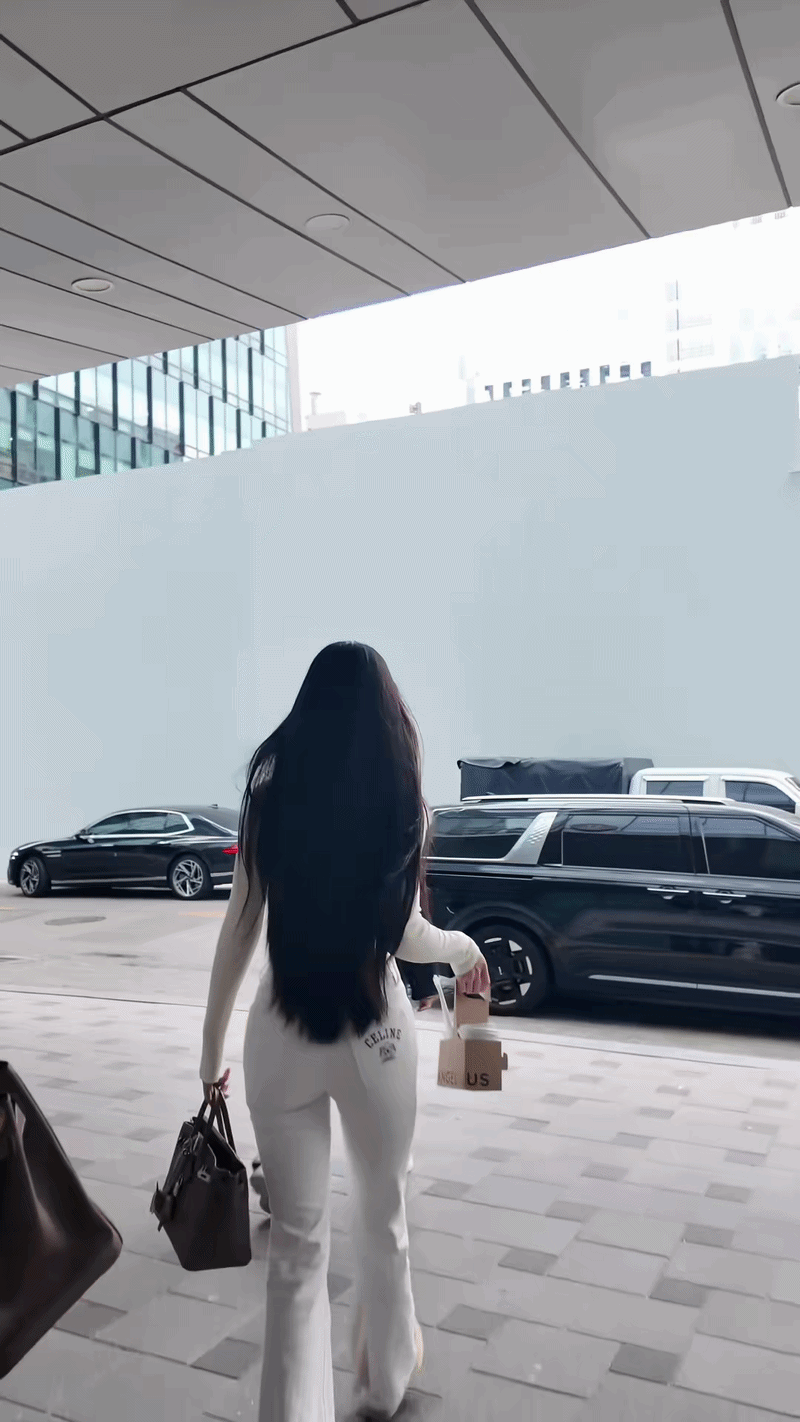 Bóng lưng đã cỡ này.