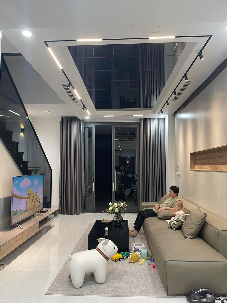 Đối diện sofa là kệ tivi phục vụ nhu cầu giải trí của gia đình