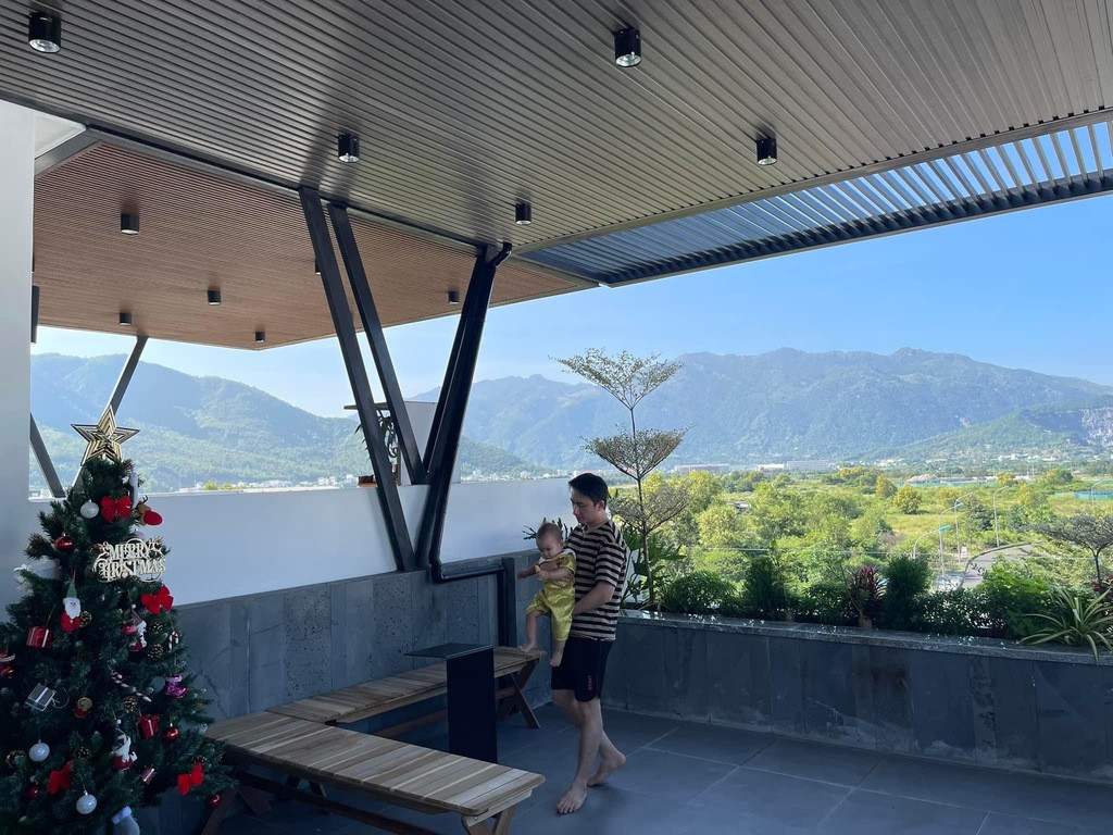 Không gian sân vườn rộng rãi, chan hòa với thiên nhiên, cực chill và thư giãn.