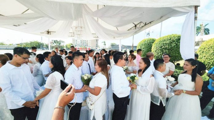 Mọi người đều đang tưởng mình sắp tham gia 1 lễ cưới tập thể (Ảnh minh họa)