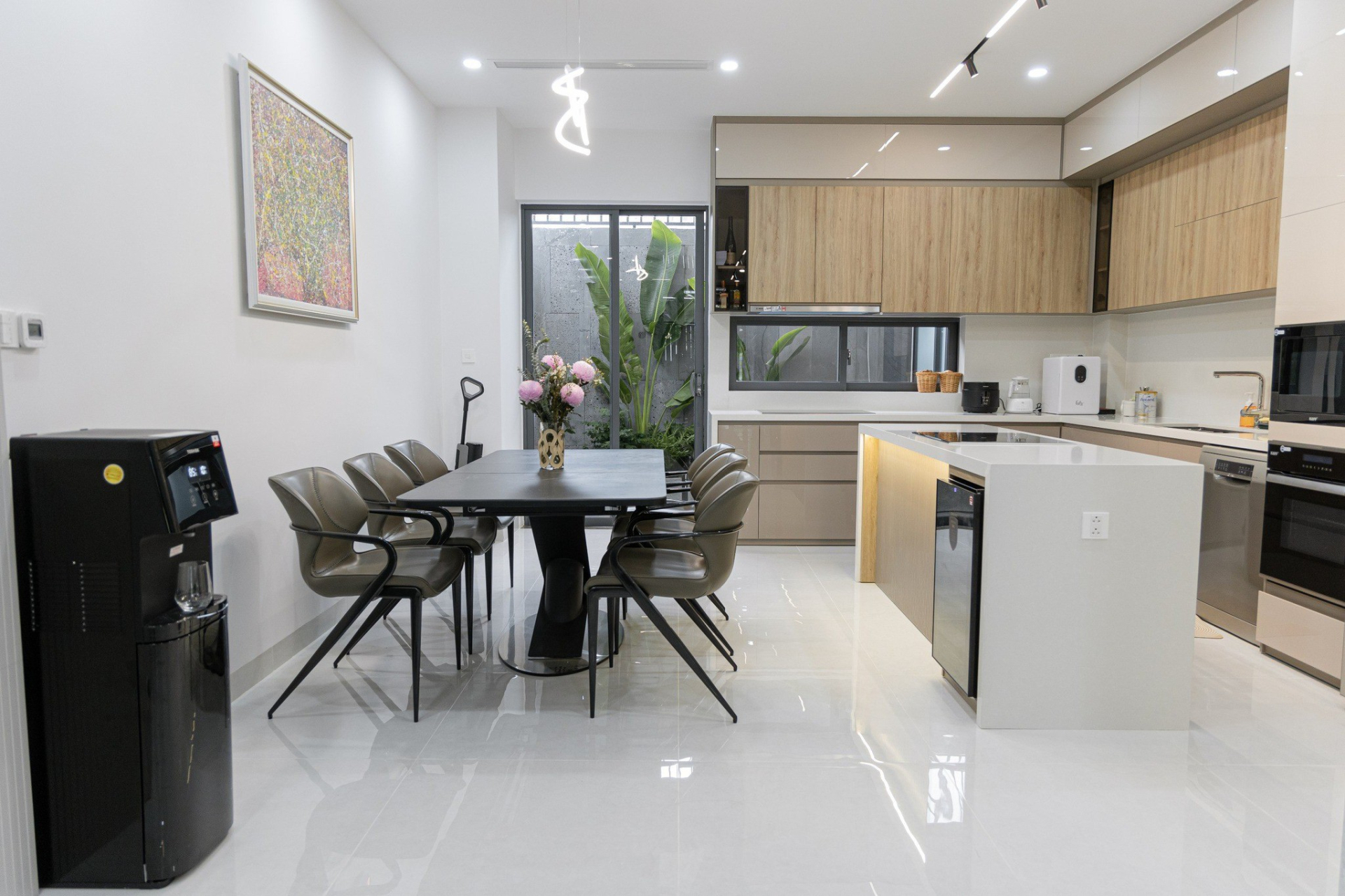 Góc sân vườn nhỏ giúp không gian thêm sinh động