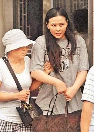 Tiêu Thục Thận tự tay hủy hoại tiền đồ xán lạn của mình vì sa ngã vào con đường nghiện ngập. Từ năm 2006 đến năm 2011, cô 3 lần bị bắt vì sử dụng ma túy. Ảnh: Sina.