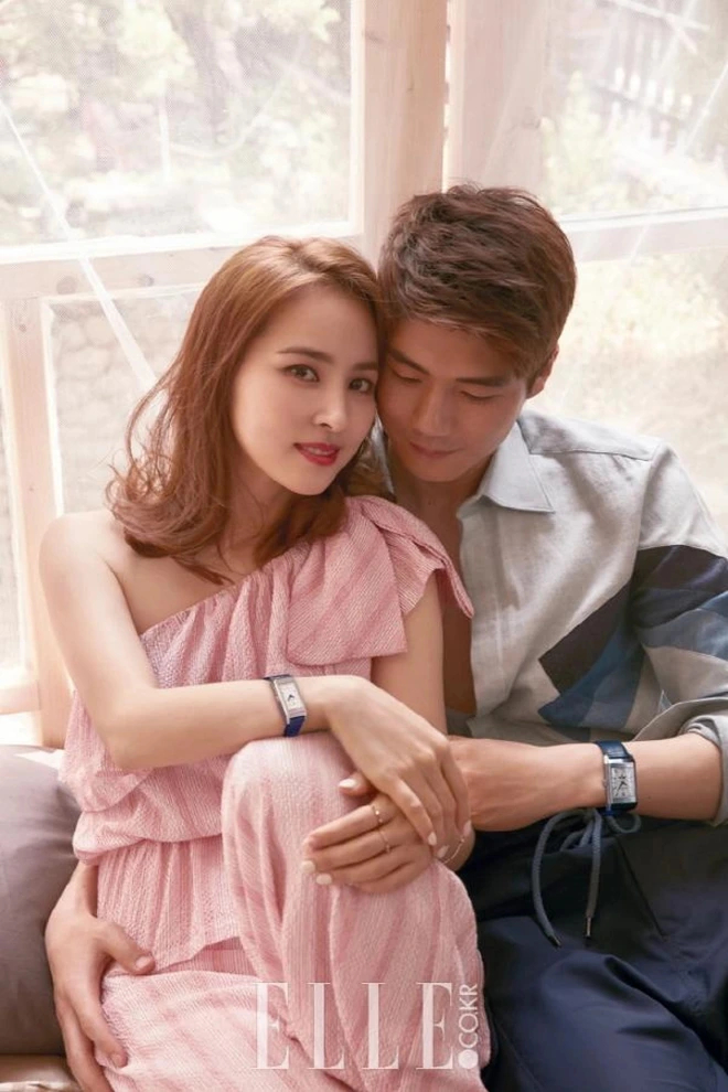 Han Hye Jin - Ki Sung Yueng nắm tay nhau vượt qua vụ ồn ào liên quan tới nam cầu thủ. Ảnh: Naver