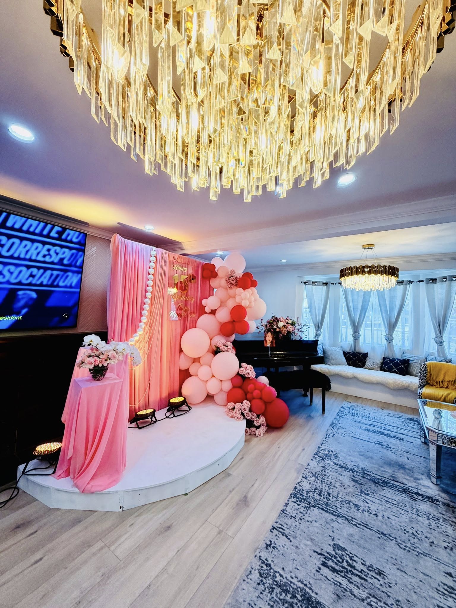 Tại sofa còn bày trí thêm đàn piano giúp không gian thêm nghệ thuật